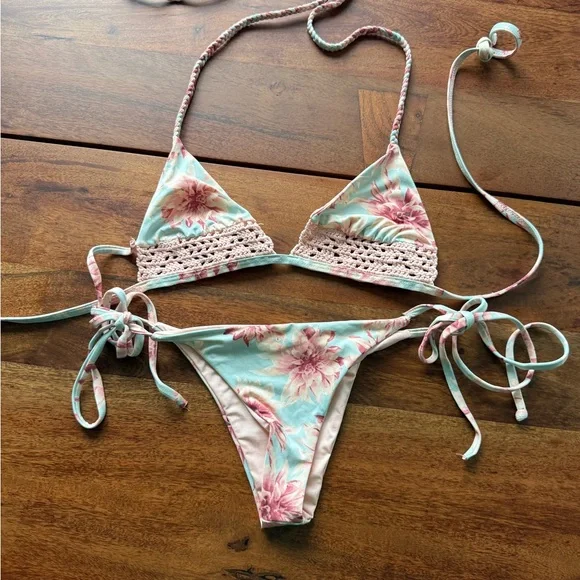 FRANKIES BIKINIS: WILDFLOWER CROCHET BIKINI SET size SMALL - Picture 2 of 11
